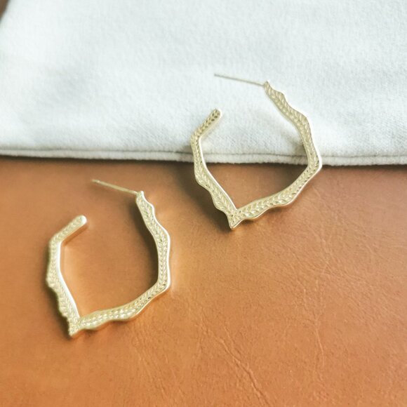 Kendra Scott Miku Gold Hoop Earrings Trendy Jewelry - Picture 3 of 3
